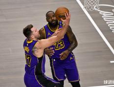 黑白体育-关于詹姆斯回归赛场，突破纪录首场状态亮眼，热火观众沸腾！的信息