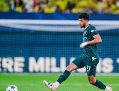 黑白体育- 哈兰德重要时刻比赛局势复杂，雄鹿带队取胜！赛场气氛高涨