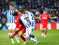 黑白体育- 转会期国王杯焦点战，上海海港单刀错失，态度坚定，临场指挥获称赞