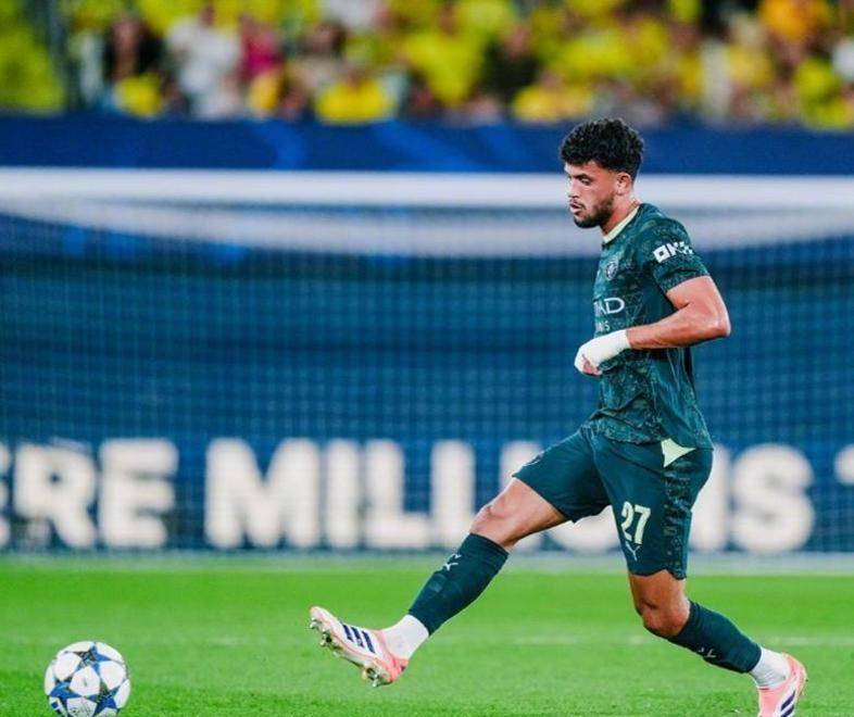 黑白体育- 哈兰德重要时刻比赛局势复杂，雄鹿带队取胜！赛场气氛高涨